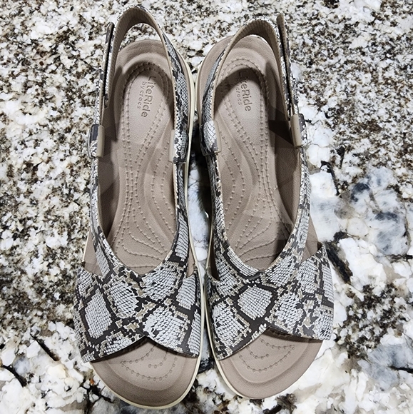 NWOT Brooklyn High Wedge Literide Adjustable Sandle Snake Print W7 Comfort - Picture 13 of 13